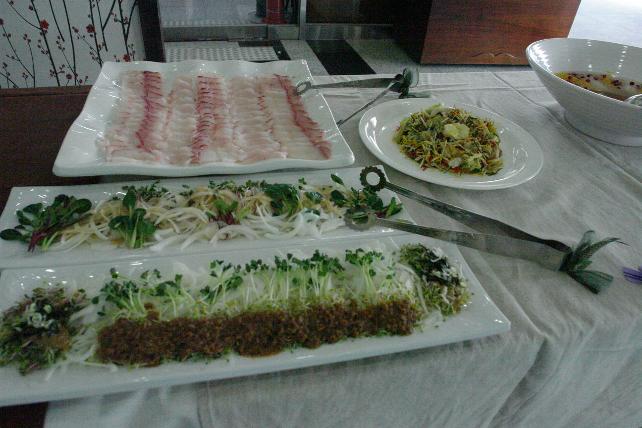 회와 곁들인 봉밀수담냉채.jpg