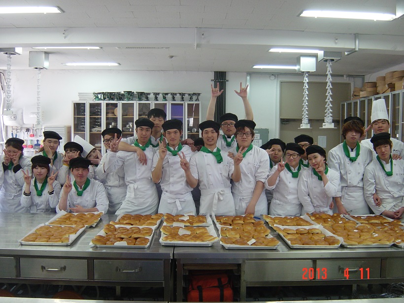 1학년A_제빵실습-단팥빵.JPG